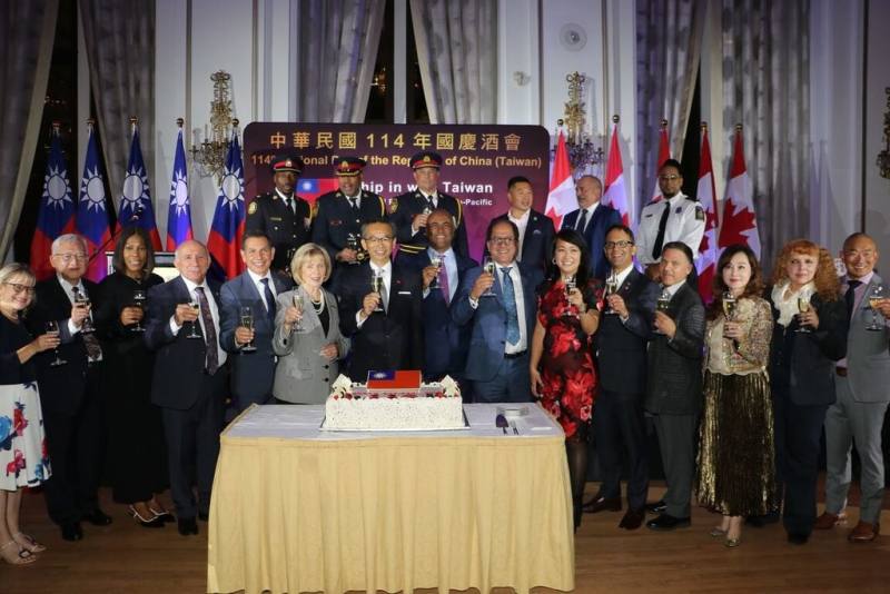 駐多倫多台北經濟文化辦事處3日舉辦中華民國114年國慶酒會，與會貴賓與駐多倫多辦事處處長梁毅鵬（左7）一同舉杯祝賀。（駐多倫多辦事處提供）