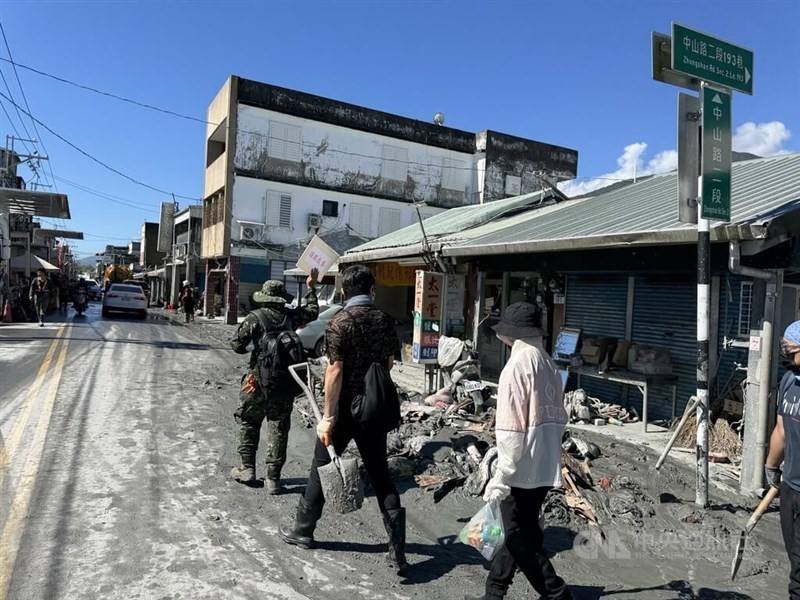 Military personnel guide volunteers to families in need of help in Hualien County's Guangfu Township on Sunday. CNA photo Oct. 5, 2025