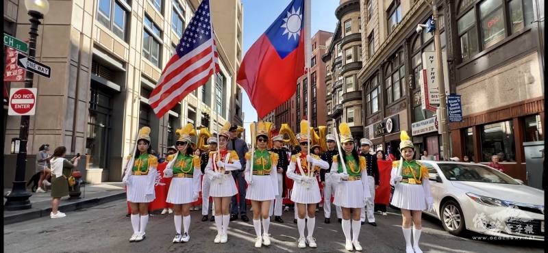 波士頓北一女校友會組成的樂儀隊為雙十國慶遊行掌旗