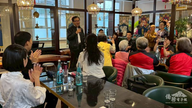 處長羅美舜致詞讚揚法蘭克福佛光山弘揚人間佛教，並傳達政府對僑胞的關懷與中秋祝福，凝聚僑社信仰力量