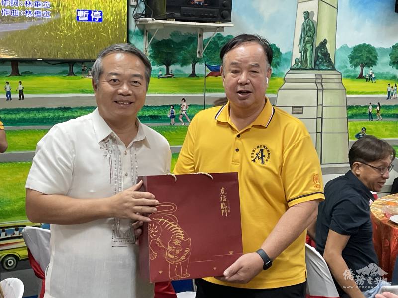 周民淦大使(左)致贈紀念禮物予北線臺灣廠商聯誼會創會會長、僑務委員謝儀和(右)，以表彰其長年推動僑務工作的貢獻。