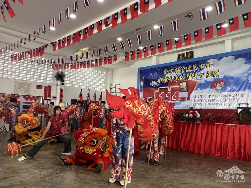 泰北滿堂建華中學雙十慶典活動舞龍耍獅情景