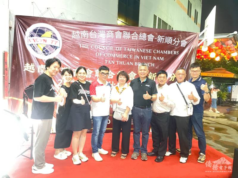 整場晚會在歡笑與祝福聲中圓滿落幕