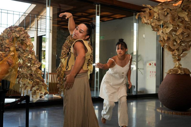 排灣族藝術家峇岦嵐偲．旮札涅蘫（左）作品「燕歸來．再歸來」以構樹樹皮敲擊製成，並結合溫泉旅館汩汩和苑空間裡原有陶甕呈現，峇岦嵐偲．旮札涅蘫4日並與舞團「羽．擊舞藝術」在作品前共舞。