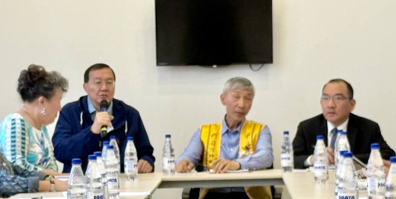 右起為聖保羅文教中心主任尤正才、許永隆、仲裁會議召集人劉國華、總幹事斯碧瑤相繼致詞