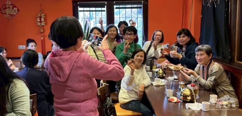 與會鄉親齊聚唐人街餐廳，熱鬧拍攝合影