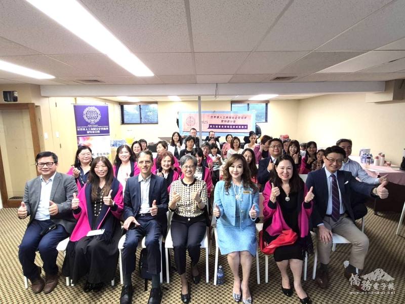 處長陳淑容(第一排右四)、世華總會國際常務監事林美玲僑務委員(第一排右三)、加拿大台灣商會聯合總會總會長莊博雄(第一排右一)、世界華人工商婦女企管協會蒙特婁分會新任會長潘虹儀(第一排左二)及所有成員合照。