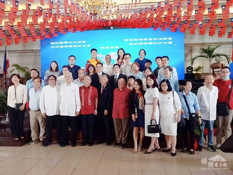 參加國慶活動嘉賓與工作團隊合影同慶活動圓滿成功(左5：周民淦、左4:王守慶、左3:黃奇森、左2:張進忠、左6:莊杰森、左7:呂民森、左8:梁俊如，後排著西裝者左:莊博智、右:梁崇偉)