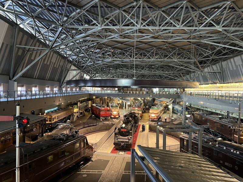 位於日本埼玉縣的大宮鐵道博物館2024年參觀人次達77萬，在特定時段車輛展示區中間的轉車台旋轉（汽笛鳴奏演示）以及場內車長、駕駛員模擬體驗、迷你列車等設施，皆為特色。