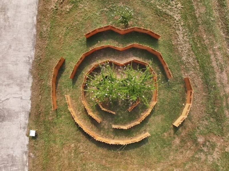 2025新北濕地藝術季展覽4日登場，展出包含環境藝術家李蕢至作品「年輪之脈」等14件結合自然素材、在地觀察與永續理念的藝術創作。（高灘地管理處提供）