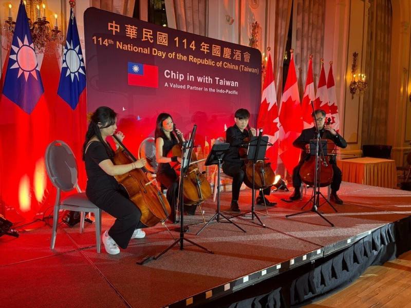 由台裔音樂家組成的大提琴表演團體En Cello，應邀在多倫多國慶酒會中壓軸演出。（駐多倫多辦事處提供）