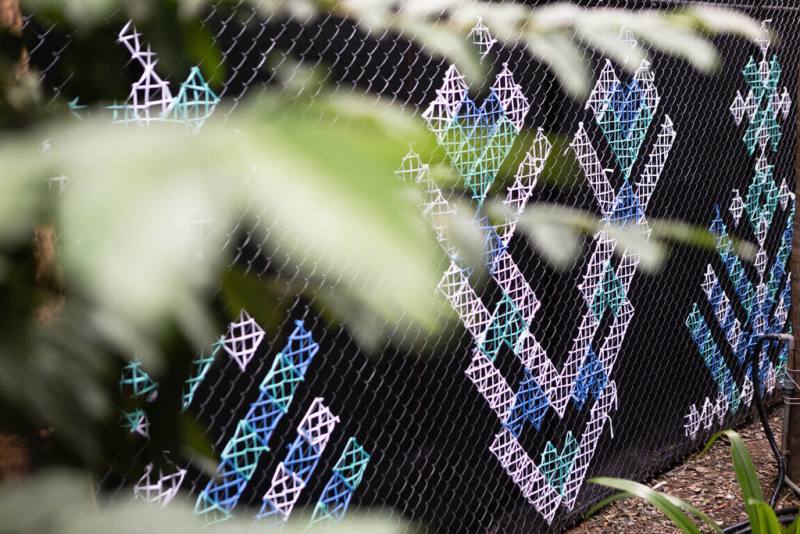 設計師黃昱凱參與屏東縣政府推動的「四重溪溫泉村設計共創計畫」，讓設計思維進駐當地溫泉旅店，協助改造茴香戀戀溫泉會館，以編織呈現百步蛇圖案，展現在地排灣風情。（屏東縣勞動暨青年發展處提供）