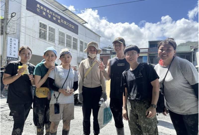陸軍飛彈光電基地勤務廠官兵在休假期間，自發性組團前往花蓮光復地區擔任「鏟子超人」，盼恢復災民生活。（陸軍提供）