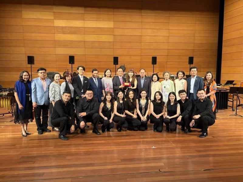 睽違7年再次訪泰的朱宗慶打擊樂團，成為今年曼谷國際舞蹈音樂節最受矚目的表演團體之一。圖為樂團表演後與駐泰代表藍夏禮（後排右8）、公使董思齊（後排左5）等人合影。（駐泰代表處提供）