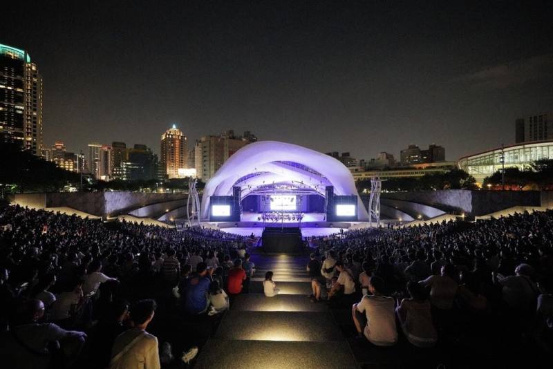 「鯨之謎」交響音樂會亞洲首演4日在台中圓滿戶外劇場登場，破千觀眾攜家帶眷到場聆聽，搭配國家地理頻道拍攝的高畫質影像、NSO國家交響樂團的演出與天然鯨鳴，既浪漫又深具永續意義。（牛耳藝術提供）
