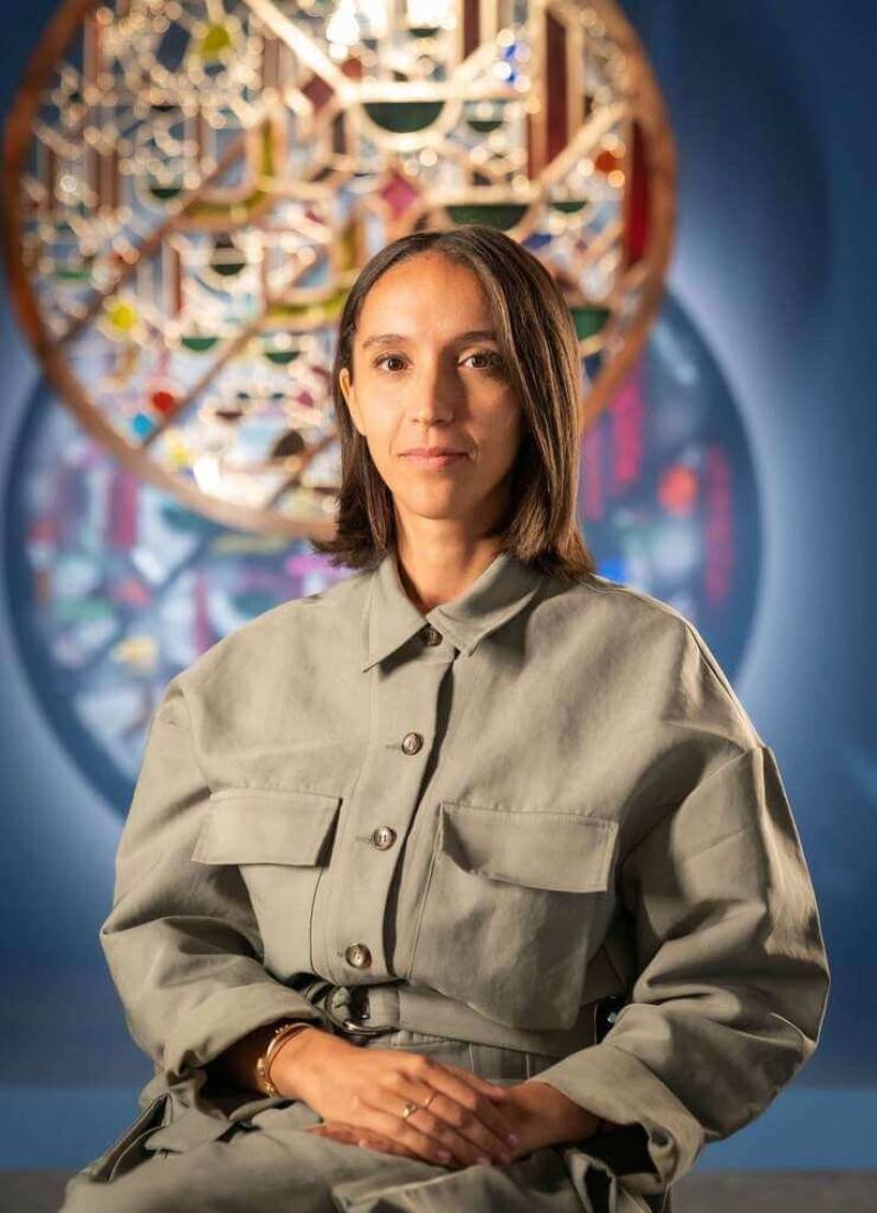 新北市美術館4日起推出「新美駐地」開放工作室，摩洛哥裔法國藝術家莎拉．烏哈杜（Sarah Ouahdoud）（圖）應邀參與，探討傳統手藝在現代化與觀光發展下的變遷。（新北市美術館提供）