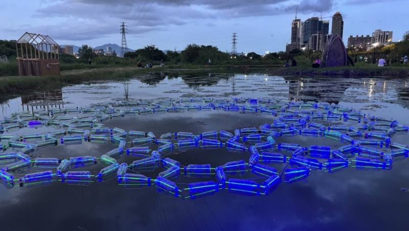 2025新北濕地藝術季展覽4日揭幕，展出14組環境裝置藝術作品，元智大學團隊的「種籽的幾何學」以寶特瓶漂浮裝置來呈現城市與自然的平衡共生（新北市高灘處提供）