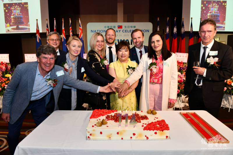 駐奧克蘭辦事處處長陳詠韶（中）與多名紐國國會議員及奧克蘭市議員共同歡慶中華民國114年國慶