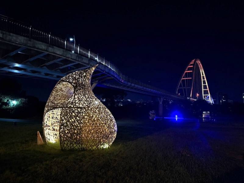 2025新北濕地藝術季4日開幕，以「種籽之旅」為主題，象徵希望 、延續與再生，展出14組兼具環境意識與創意的藝術裝置作品。圖為藝術家李蕢至創作作品「棲種之所」。（新北市高灘處提供）