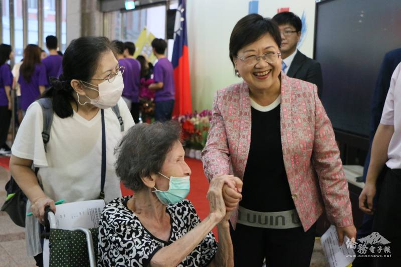 徐佳青巡視報到現場，與僑胞問候寒暄