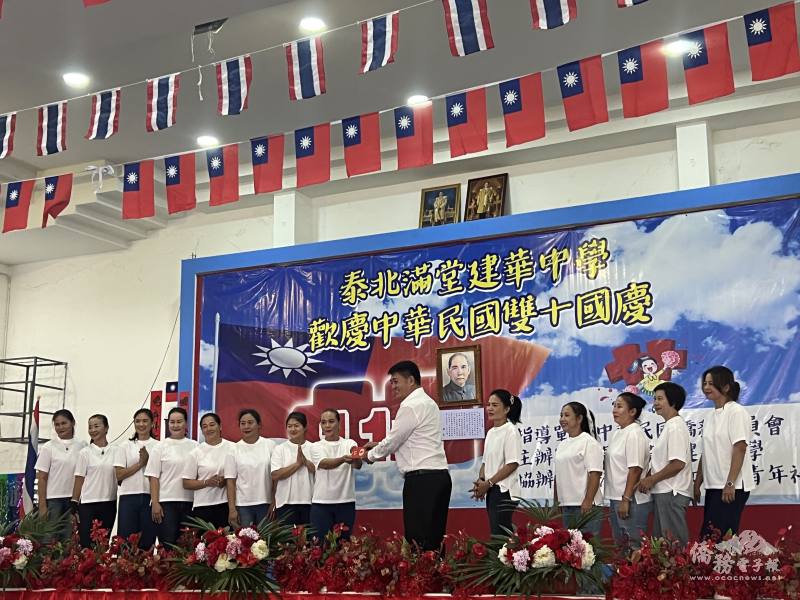 嘉賓僑領李紹榮頒發打歌隊紅包