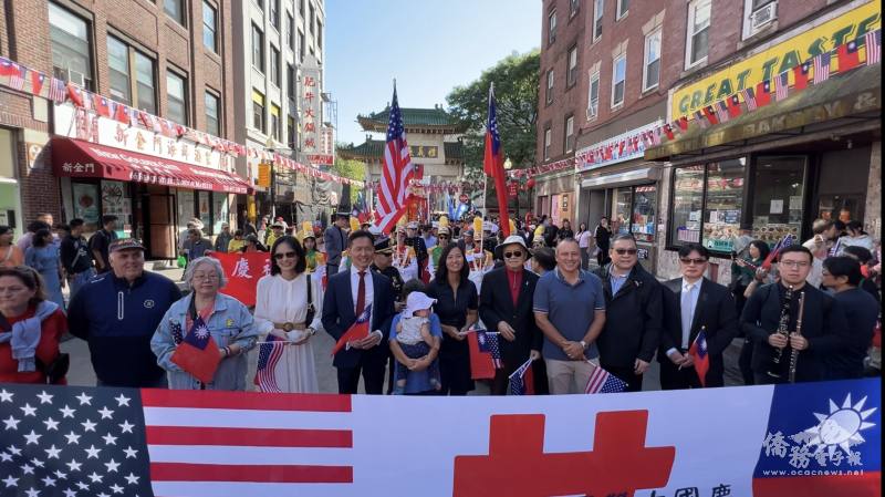 (右二起) 文教中心主任高家富、僑務委員陳仕維、麻州眾議會財政委員會主席麥家威、華人經濟發展協會主席蔣宗壬、波士頓市長吳弭、駐波士頓辦事處處長廖朝宏夫婦、波士頓市議員愛德華費連在波士頓華埠牌樓前參與雙十國慶遊行