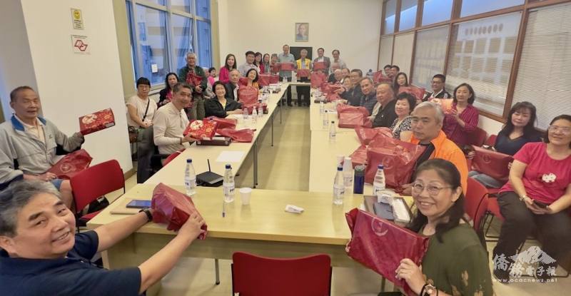 主任委員許永隆贈送每人一盒中秋月餅，大家非常開心