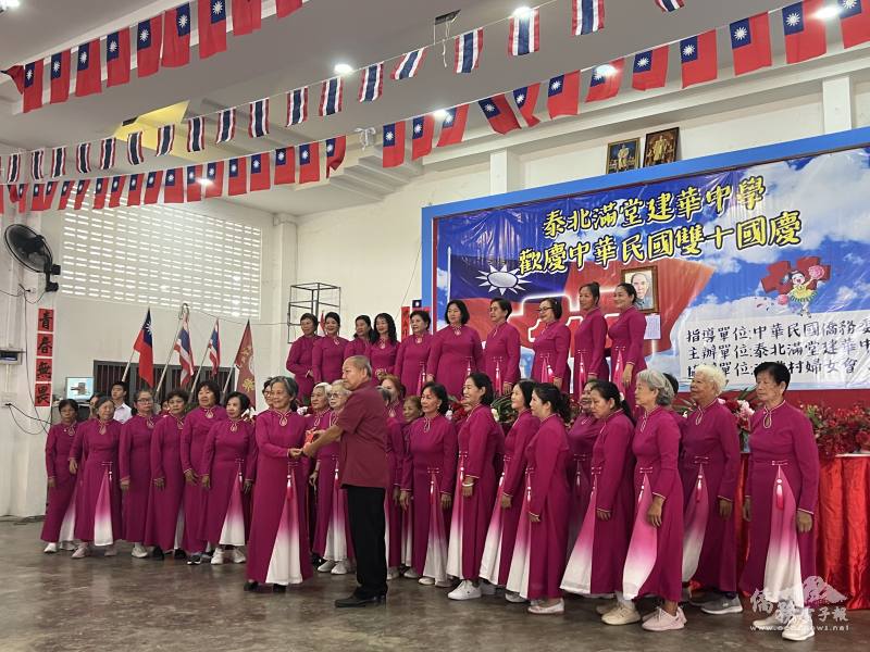 校長朱希田頒發打歌隊紅包