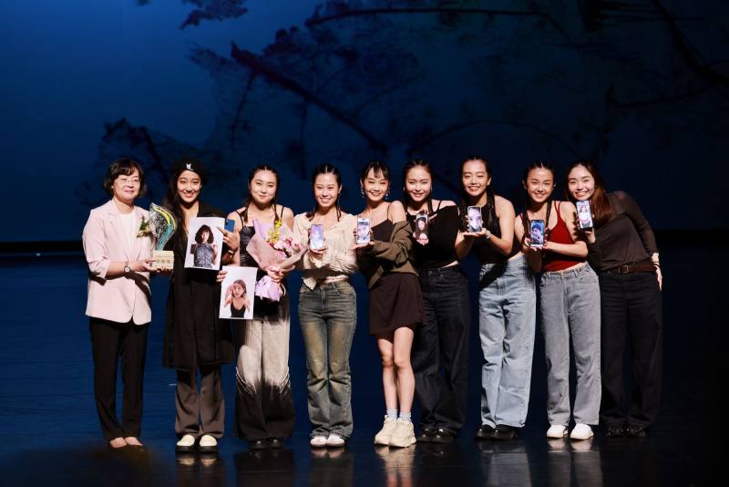 文化部常務次長徐宜君（左1）頒發金牌獎予陳鈺晶《野子---女子》團隊。