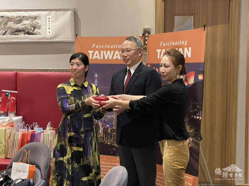 新任同鄉會會長林依蓉（左）在大使黃志揚（中）的見證下，從前任會長毛薏蕙（右）手中接過印信，象徵僑界傳承與團結精神的延續