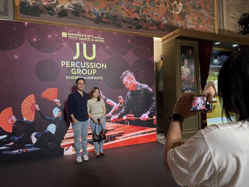 台灣朱宗慶打擊樂團受許多泰國觀眾熱烈歡迎。圖為演出結束後，泰國樂迷與朱宗慶打擊樂團看板合影。