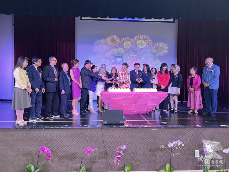 貴賓切蛋糕慶祝中華民國生日快樂。