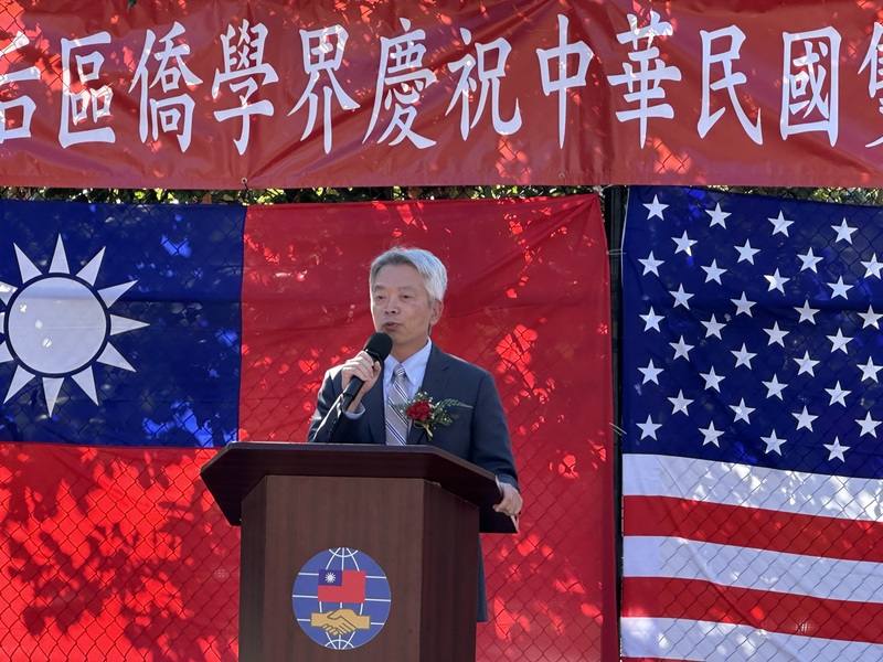 駐紐約辦事處長李志強4日在皇后區（Queens）台僑社群法拉盛（Flushing）地區國慶升旗典禮中，說明政府施政方向。