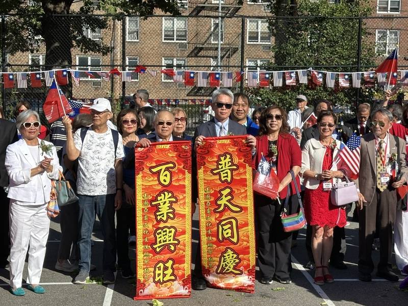駐紐約辦事處長李志強（前排右4）、紐約國慶籌備會主委王金智（前排左3）4日與台僑共同慶祝114年國慶。