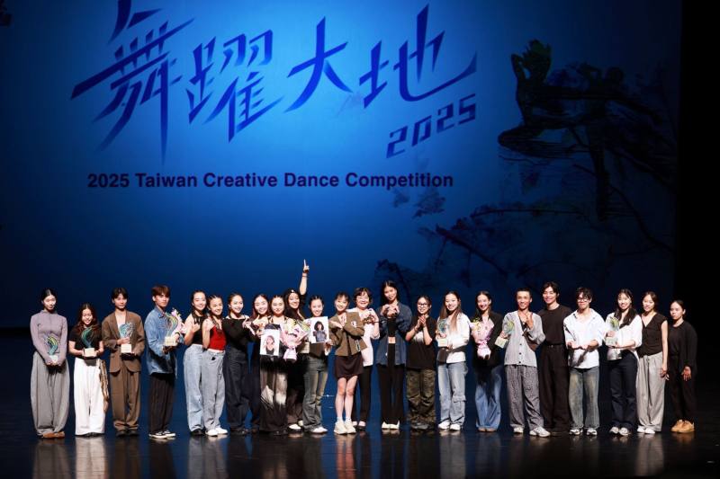 文化部常務次長徐宜君（中）與「2025舞躍大地」所有得獎者合影。