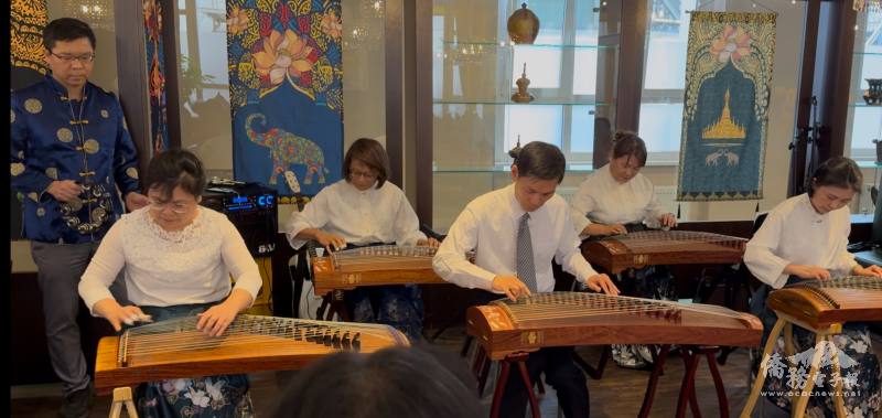 古箏班於中秋聯歡會上演奏，琴聲清脆悠揚，與會者沉醉樂音中，展現多元才藝魅力