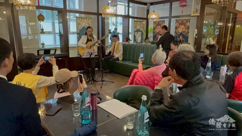 羅處長夫人程宜宜女士彈唱臺灣民謠，琴聲悠揚動人，僑胞掌聲熱烈，場面溫暖，展現親民風采