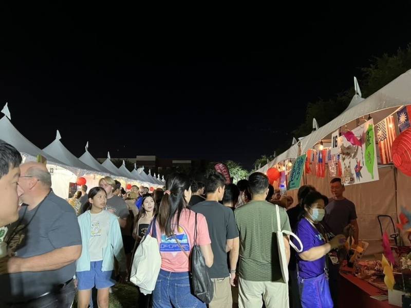 美國亞利桑那州鳳凰城舉行雙十國慶活動，在大學校園內文化攤位宣傳台灣，掛台灣與美國國旗。（駐洛杉磯辦事處提供）