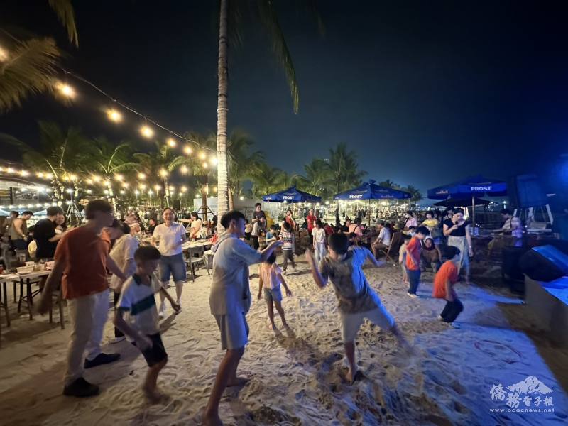 活動中安排遊戲環節，大朋友小朋友一同在沙灘上舞動身軀