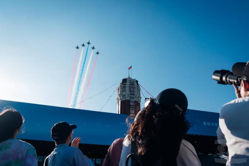空軍雷虎小組以五機大雁隊形低空噴彩煙通過觀禮臺上方