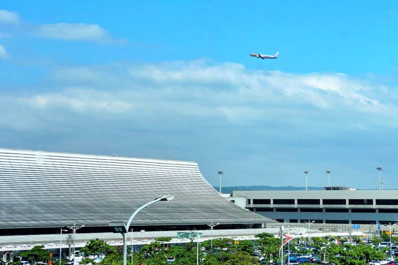 桃園國際機場公司5日表示，桃機為強化無人機偵防能力，2023年間委請國家中山科學研究院建置偵防系統；至2025年7月，經偵防系統偵獲、依法查處的違規無人機活動共28件，有效提升飛航安全與降低機場營運受影響程度。圖為班機飛越桃園機場上空