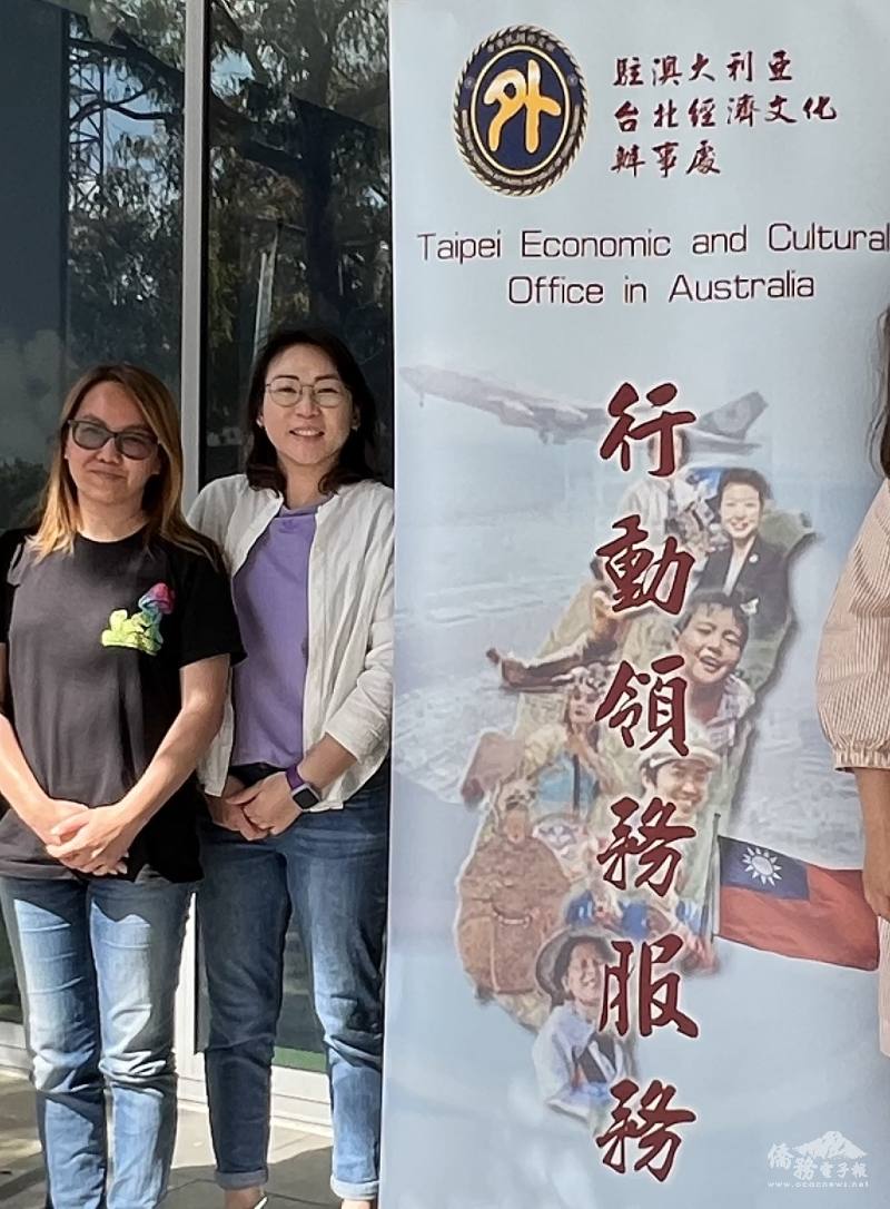 伯斯急難救助協會志工黃少彤（左）和李俐穎長年擔任「行動領務」志工