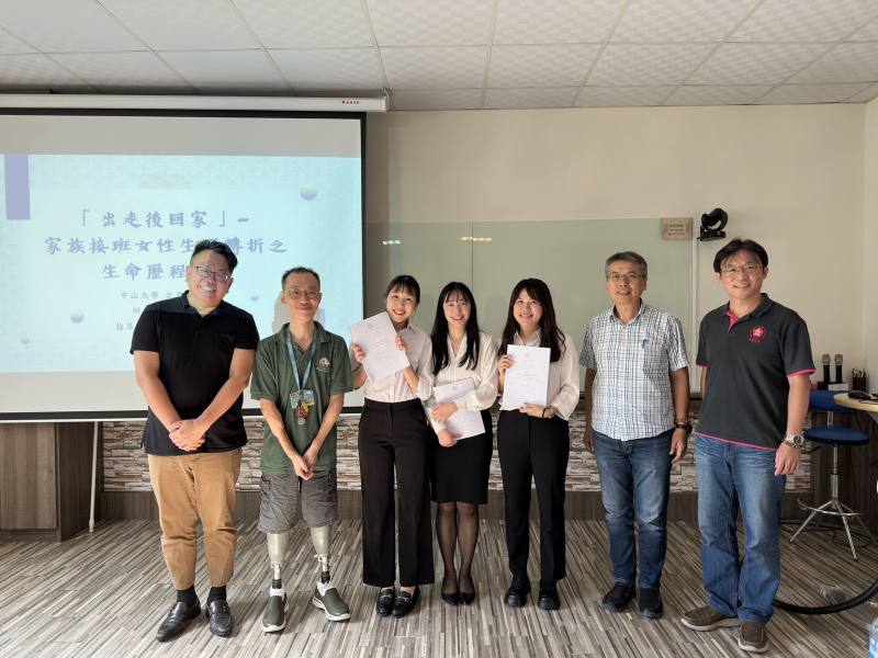 王致遠老師（左二）樂於分享自己的人生經驗