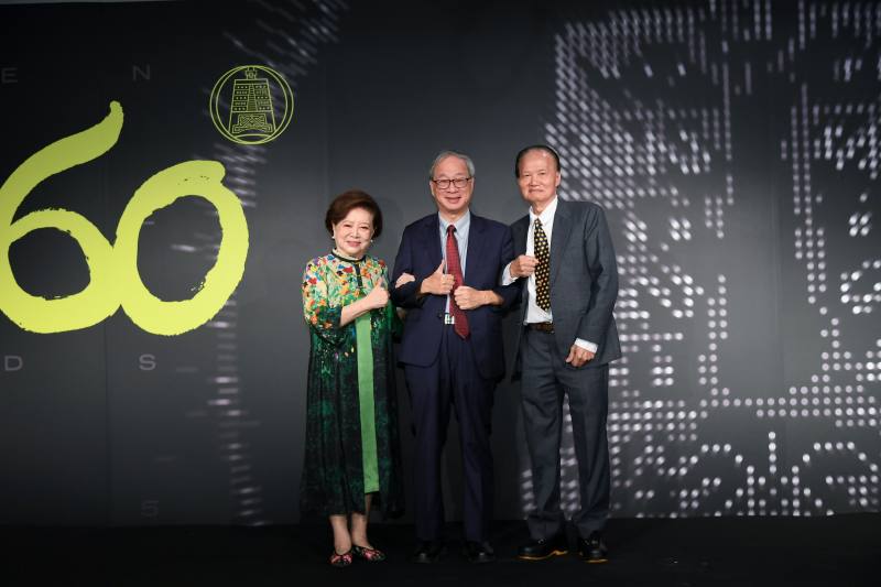 文化部長李遠（中）與特別貢獻獎得主陳淑芳（左）、特別貢獻獎得主葉輝龍（右）一同合影