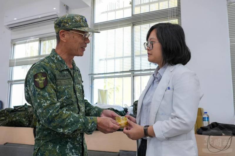 陳副總長慰勉醫療站駐點醫療人員