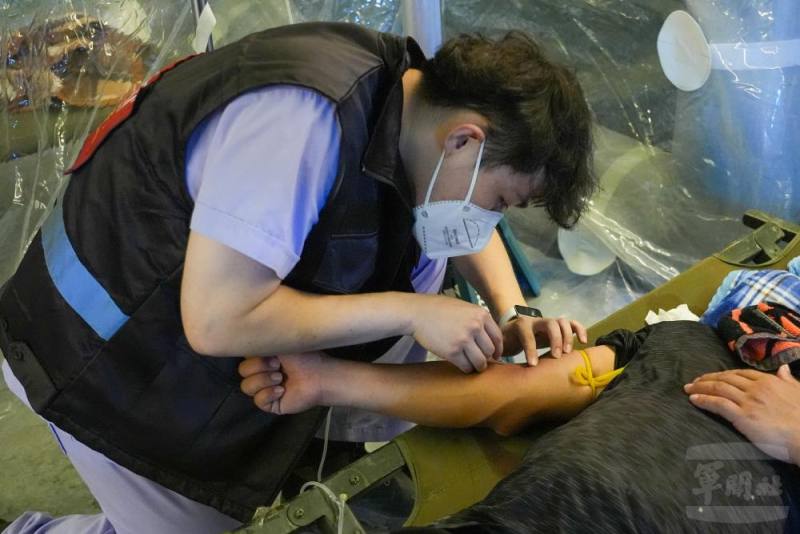 醫護人員於野戰負壓病房施打點滴