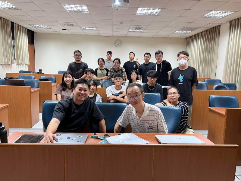 王致遠老師（右前）會在開課時說明課程目標