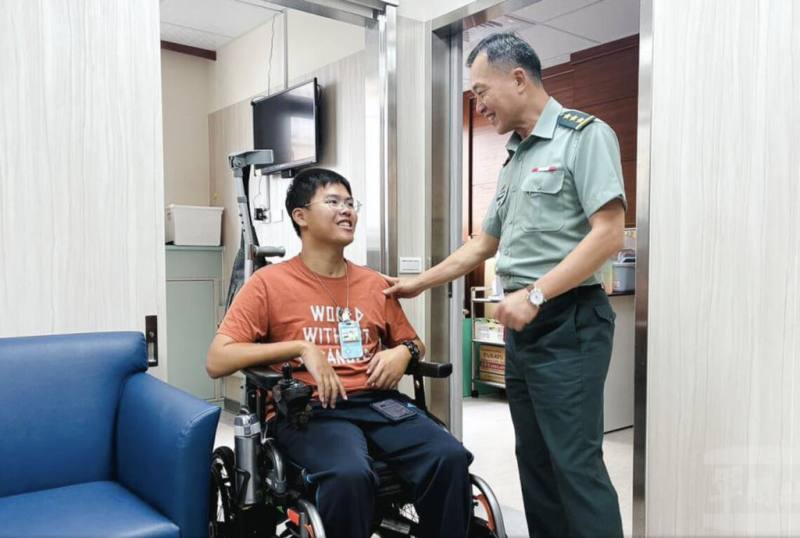 傘兵秦良丰（左）民國107年跳傘時重傷，事後憑藉驚人意志力存活，鼓舞各界，並在去年退伍任職軍醫院，國防部副部長鍾樹明上將（右）3日前往慰勉。（軍聞社提供）