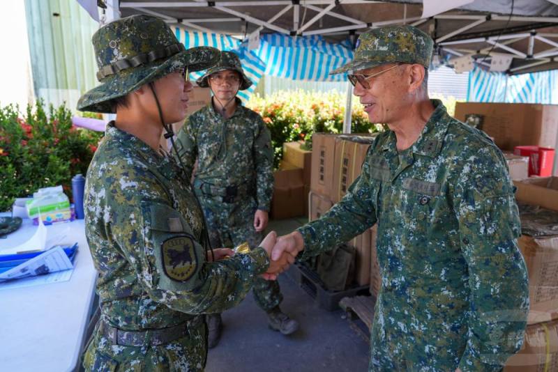 陳副總長慰勉執行救災的後勤官兵