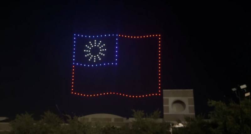 美國亞利桑那州鳳凰城市舉行雙十國慶活動，台積電贊助的150架無人機在夜空點亮中華民國國旗。（駐洛杉磯辦事處提供）